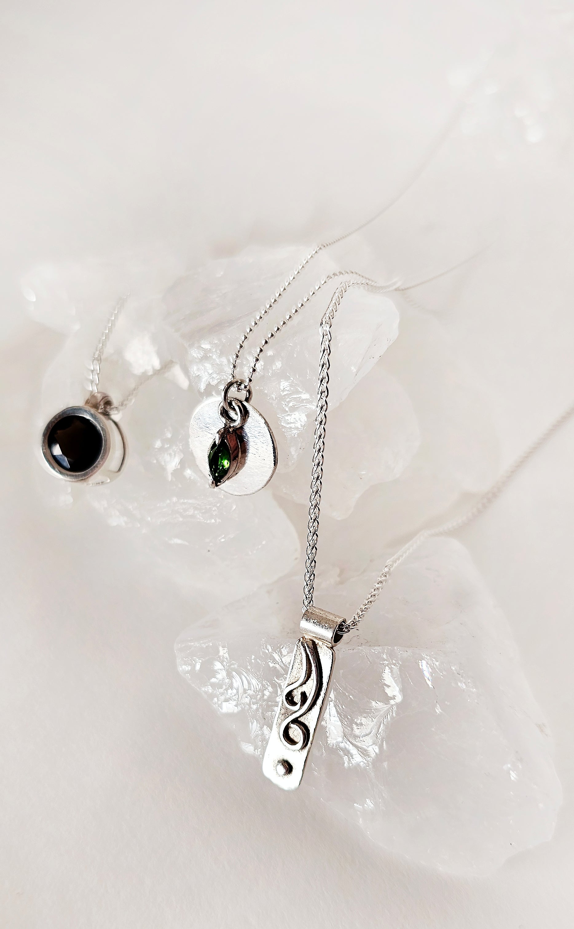 תליון כסף טטיאנה, דיסקית אנכית עם עיטורים