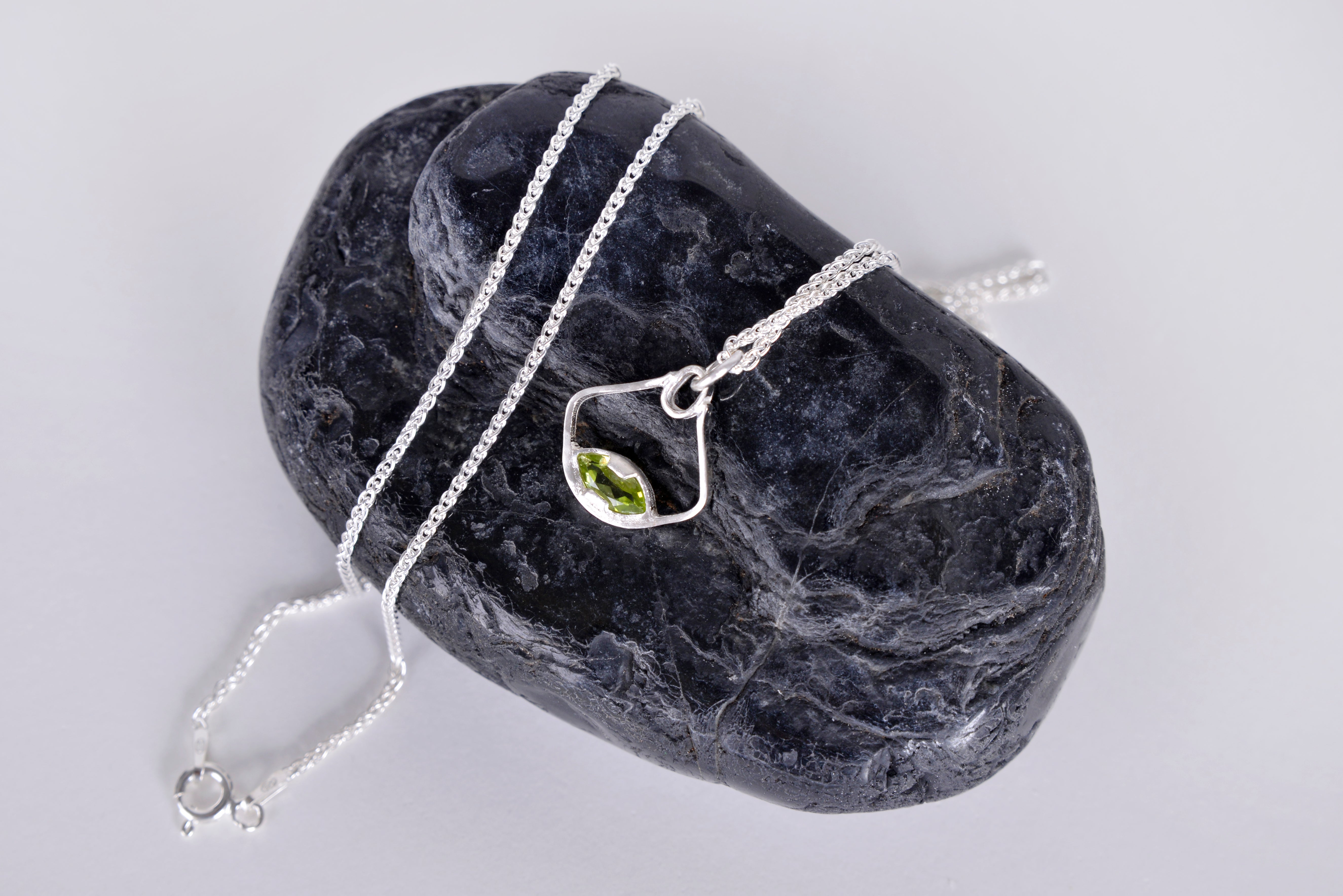 תליון כסף תום יוגה מרקיזה