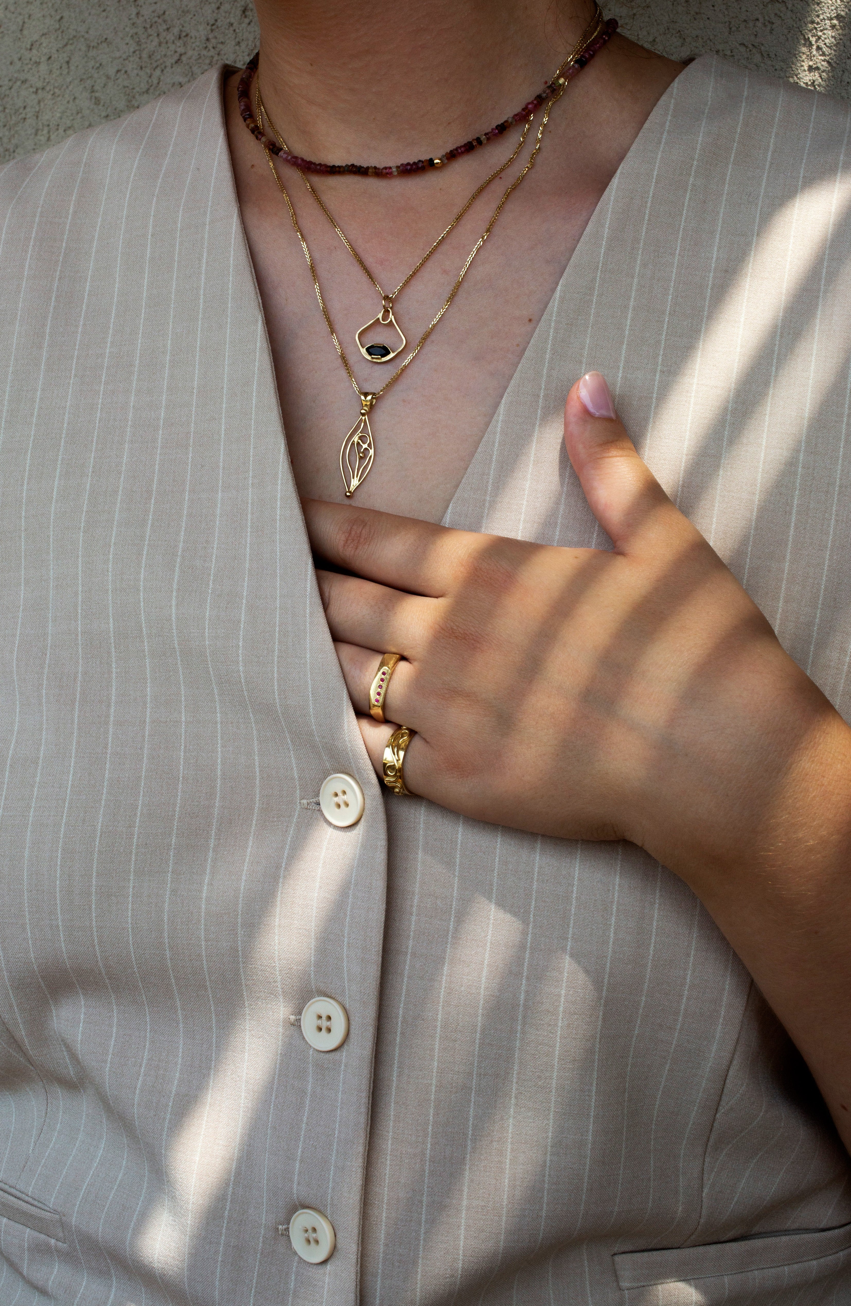 תליון זהב גל, יוגה מרקיזה