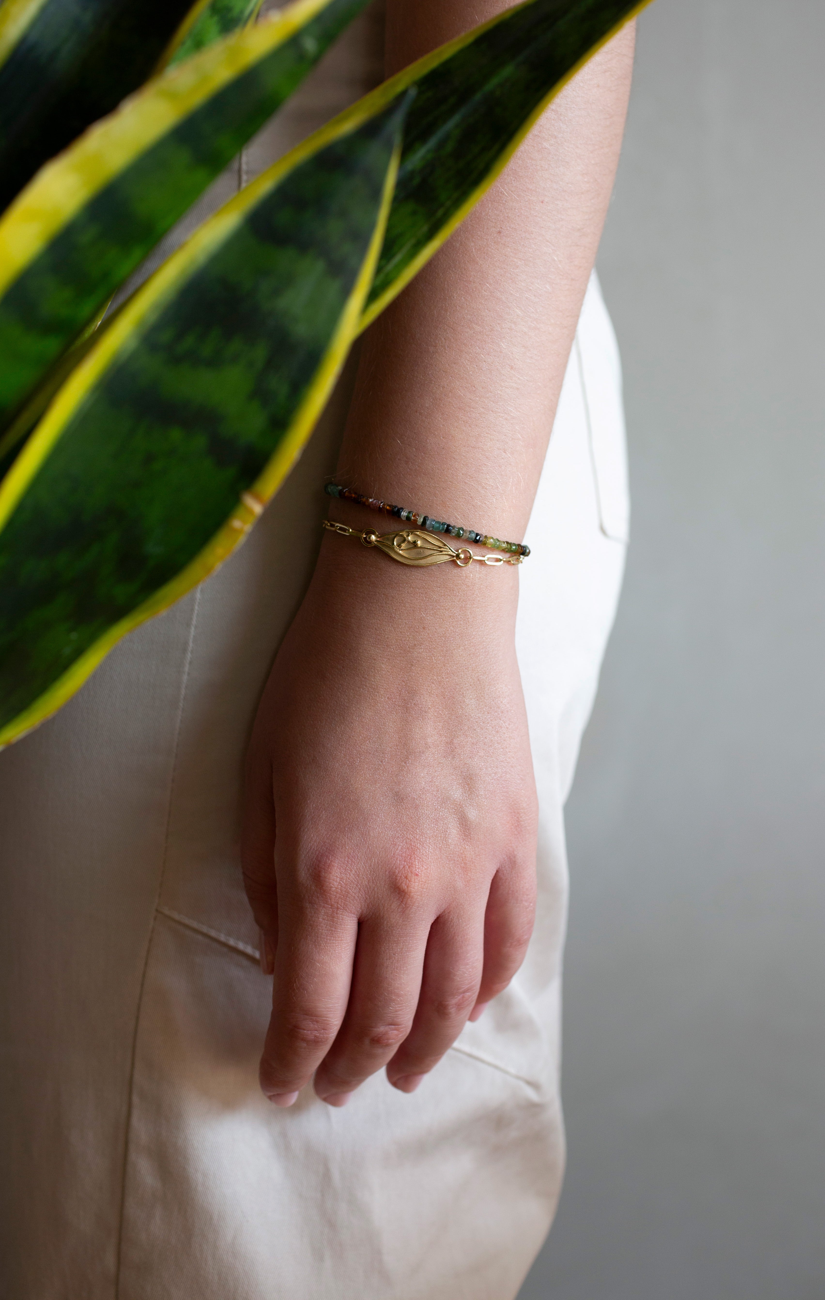 צמיד זהב ורוניקה, עלה מחוטים