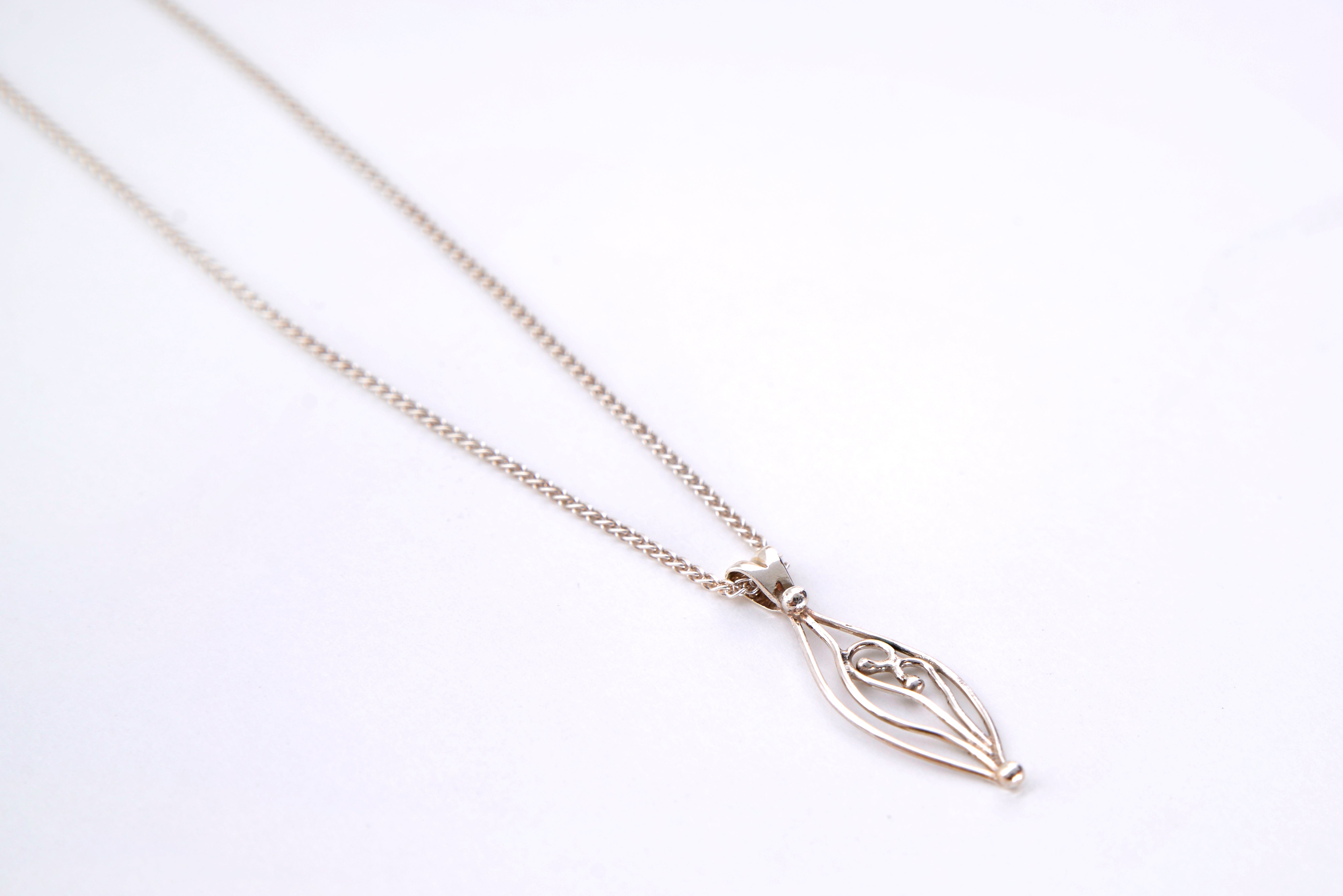 תליון כסף רז, עלה מחוטים