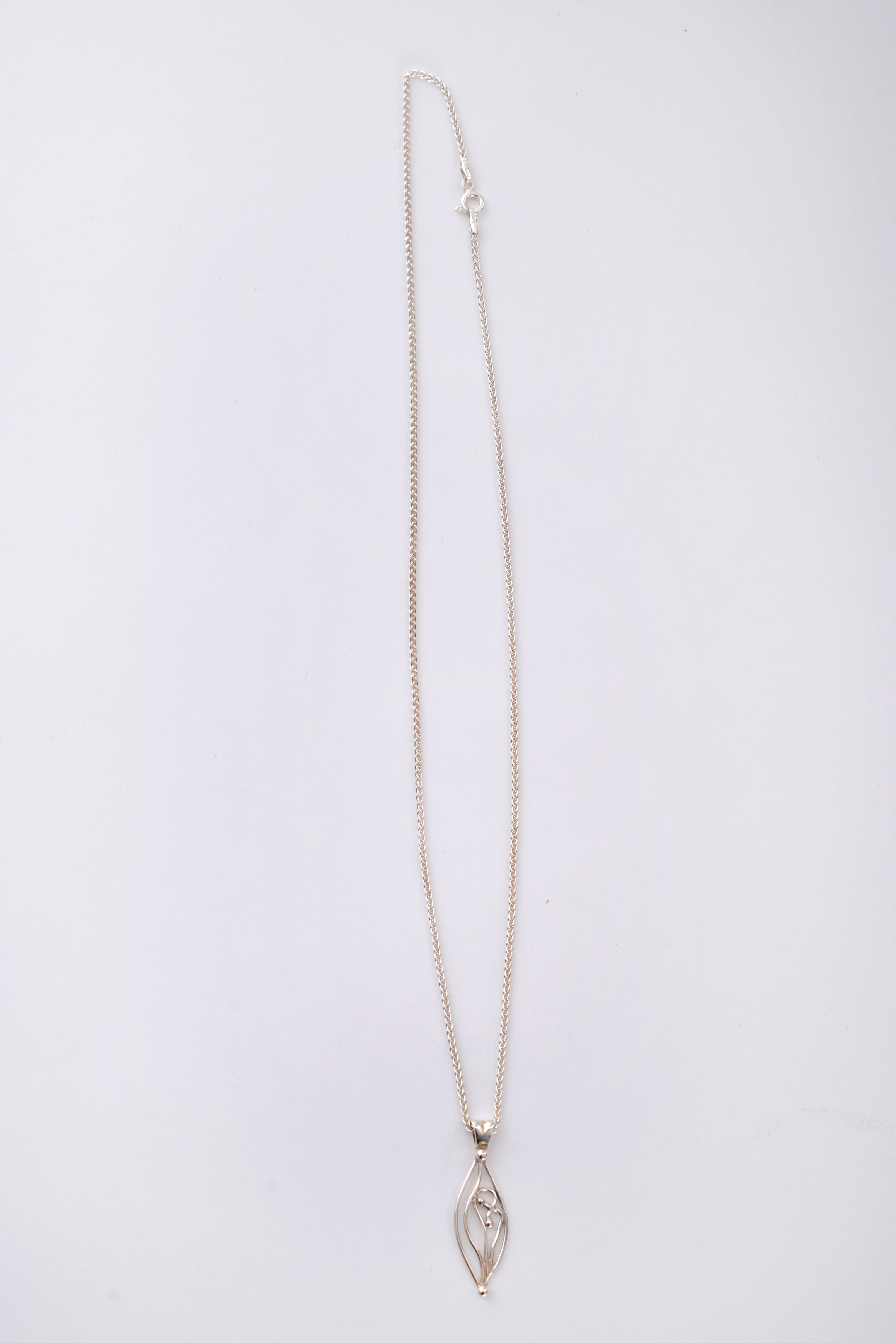 תליון כסף רז, עלה מחוטים