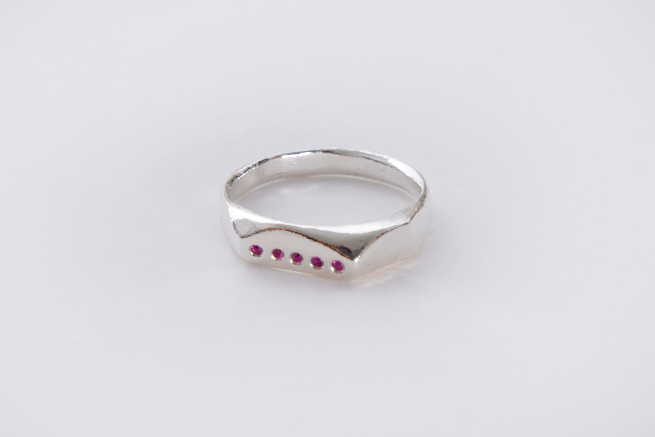 טבעת כסף רננה, אסימטרית עם אבני רובי