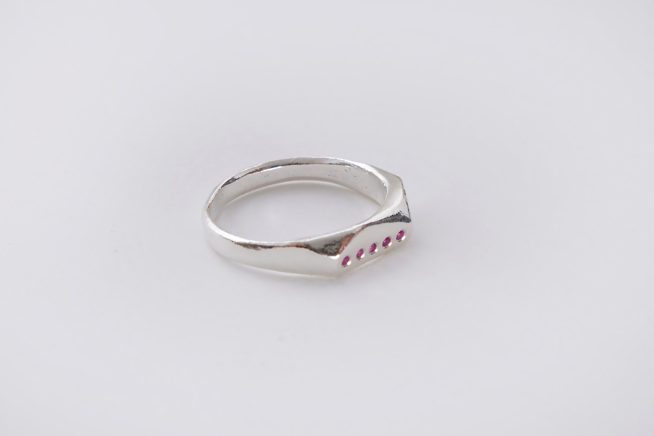 טבעת כסף רננה, אסימטרית עם אבני רובי