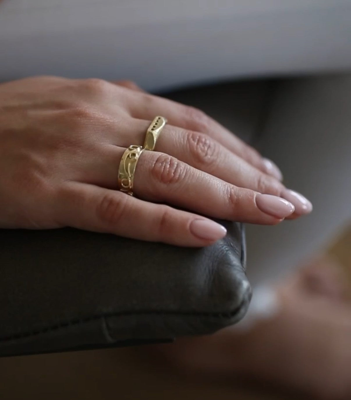 טבעת זהב מרב, אסימטרית עם אבני רובי